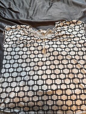 Geometric Print Short Sleeve Top in White and Black